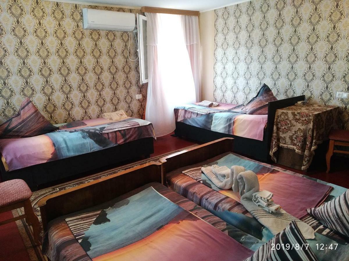 Downtown Guest House Kutaisi Ngoại thất bức ảnh